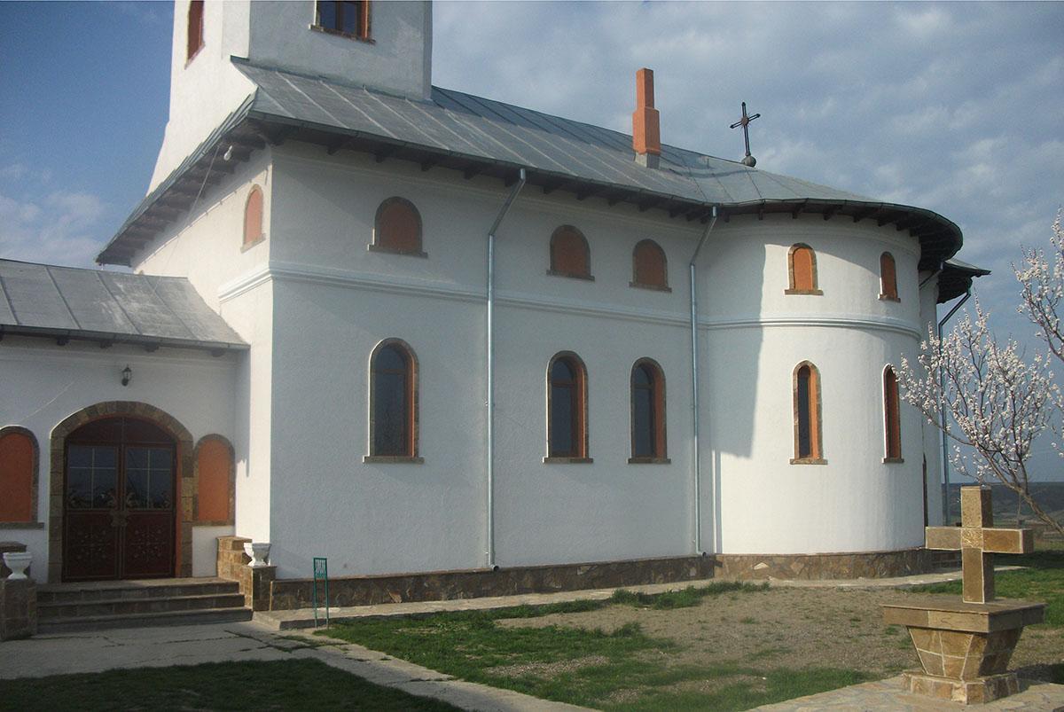 Biserica - vedere exterioară